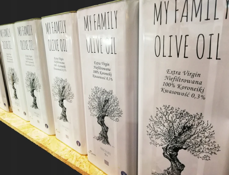 Świeża oliwa z Kalamaty w metalowej puszce